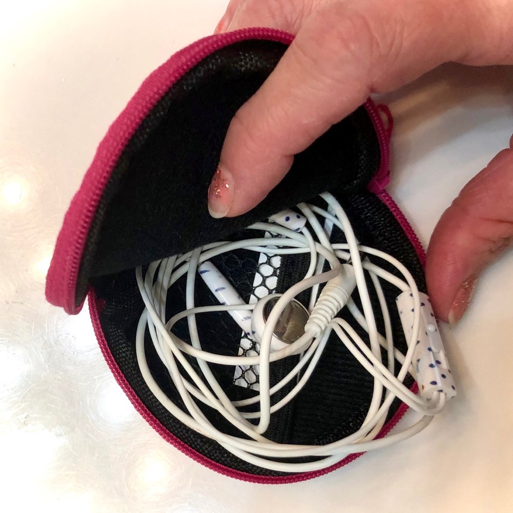 Black and White Polka Dot Headphones with Case,ir - Picture 9 of 11